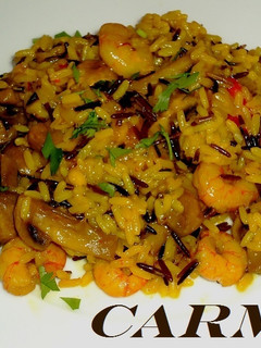 Una foto de Arroz salvaje con champiñones y gambitas