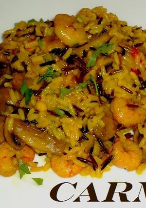 Una foto de Arroz salvaje con champiñones y gambitas