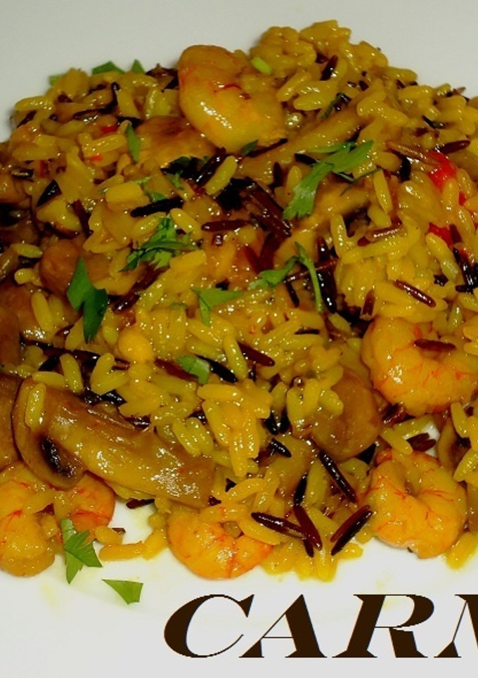 Una foto de Arroz salvaje con champiñones y gambitas