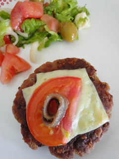 Una foto de Hamburguesas sin pan con guarnición