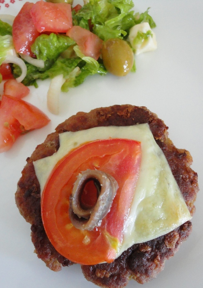 Una foto de Hamburguesas sin pan con guarnición