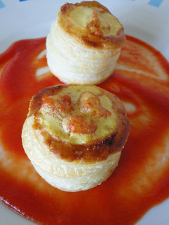 Una foto de Hojaldre de camarones y vieiras con salsa de Albariño