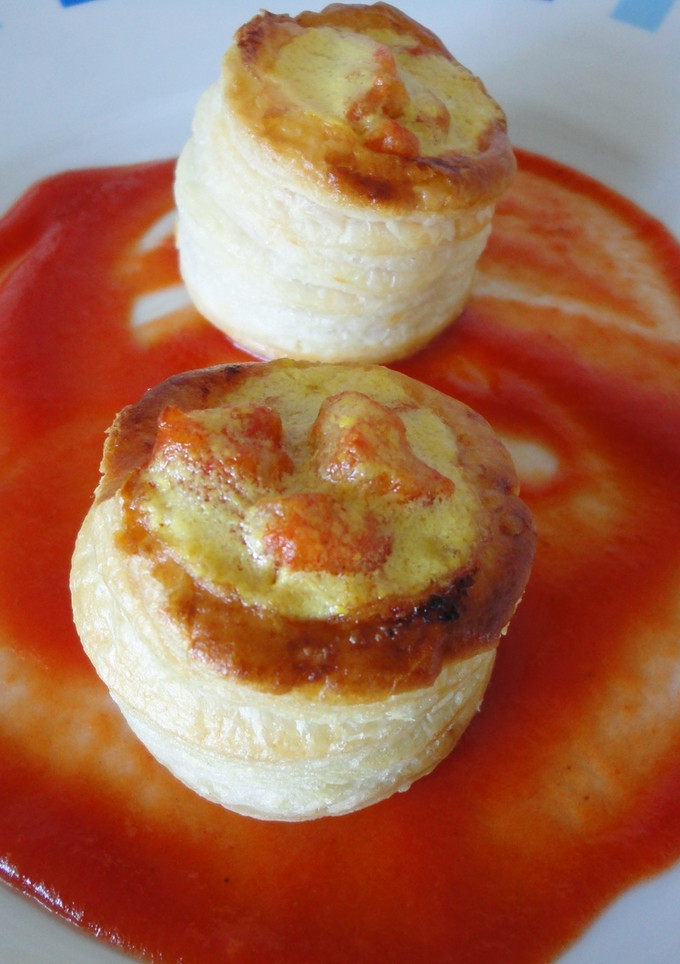 Una foto de Hojaldre de camarones y vieiras con salsa de Albariño