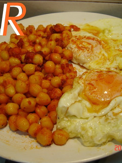 Una foto de Garbanzos con sobrasada y miel