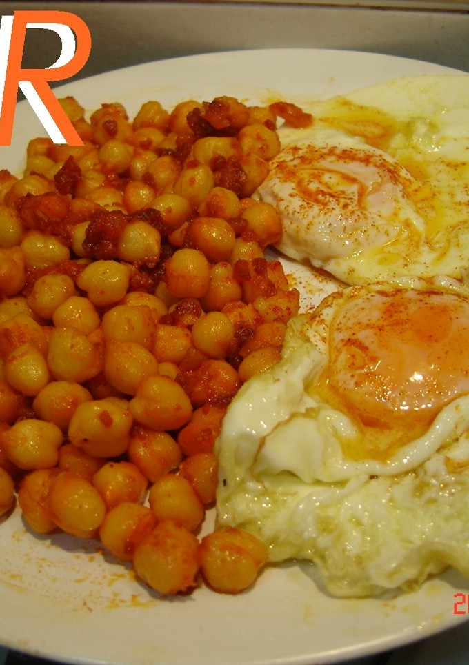 Una foto de Garbanzos con sobrasada y miel