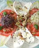 Ensalada de tomate y mozzarella con brotes y semillas