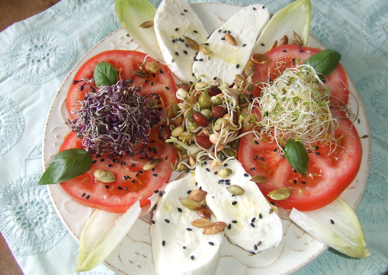 Ensalada de tomate y mozzarella con brotes y semillas<br />