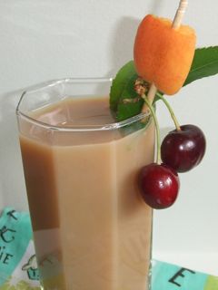 Una foto de Refresco de té y frutas