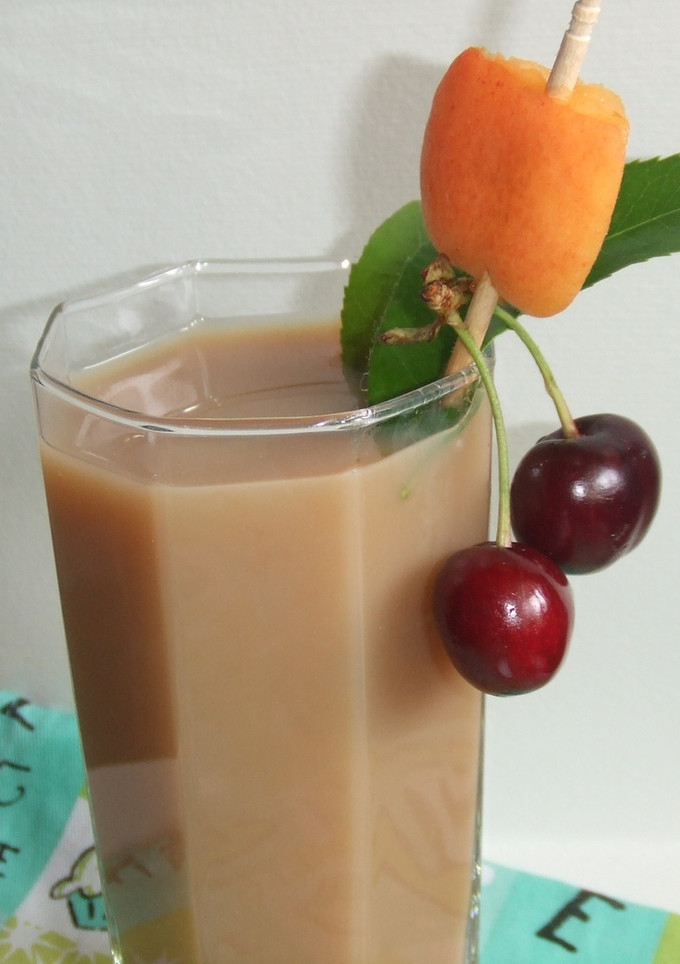 Una foto de Refresco de té y frutas