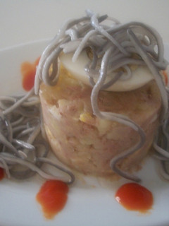 Una foto de Timbal de ensaladilla murciana con gulas