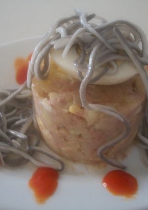 Una foto de Timbal de ensaladilla murciana con gulas