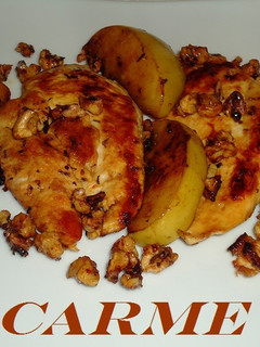 Una foto de Pechugas de pollo a la plancha con manzanas y nueces