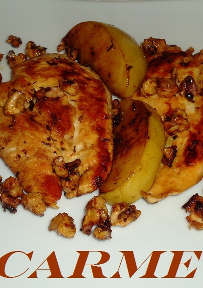 Una foto de Pechugas de pollo a la plancha con manzanas y nueces