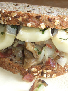 Una foto de Bocadillo con queso brie y setas