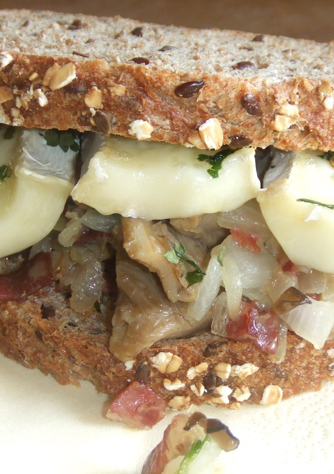 Una foto de Bocadillo con queso brie y setas