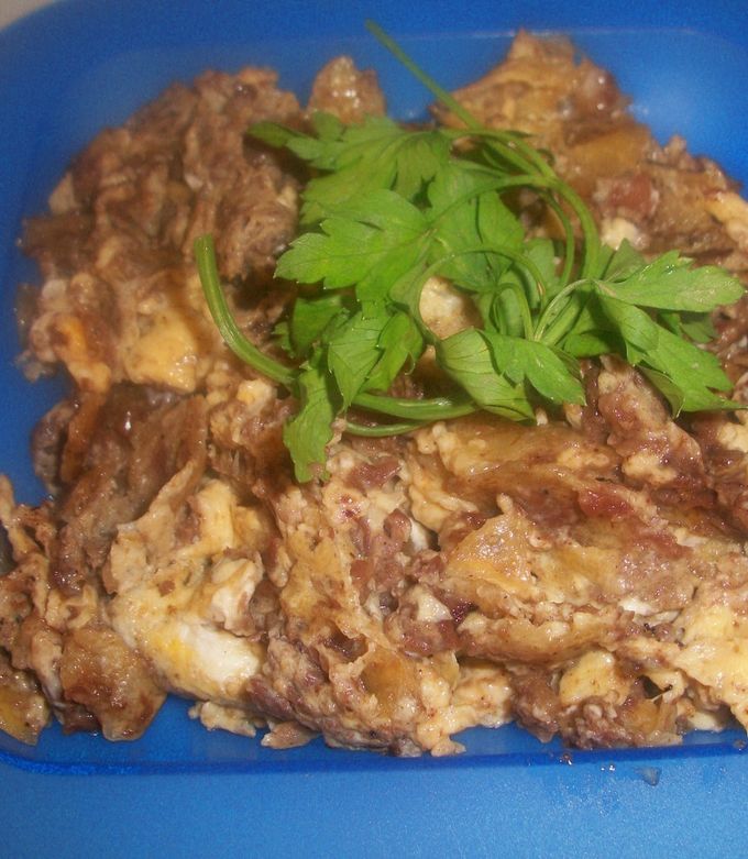 Foto principal de Huevos revueltos de morcilla con patatas chips