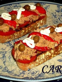 Una foto de Tostadas con atún y pimiento asado