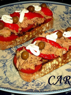 Una foto de Tostadas con atún y pimiento asado