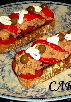 Una foto de Tostadas con atún y pimiento asado