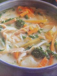 Una foto de Sopa de pollo deshilado con hortalizas
