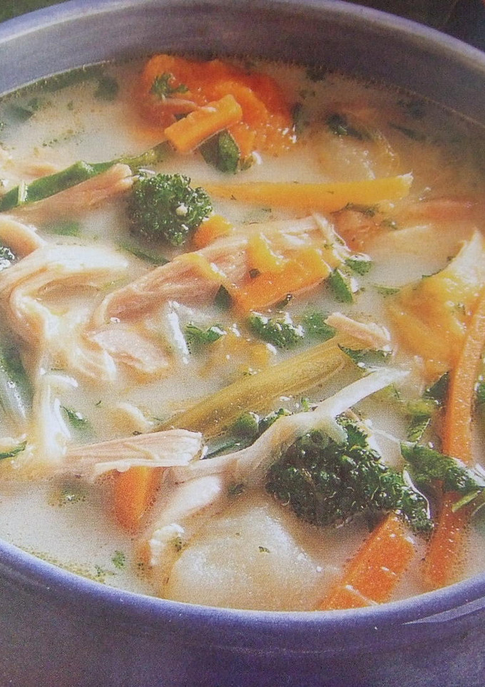Una foto de Sopa de pollo deshilado con hortalizas