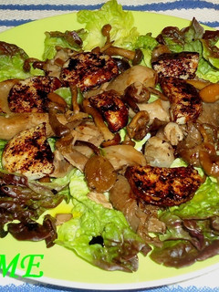 Una foto de Ensalada de setas y colas del océano