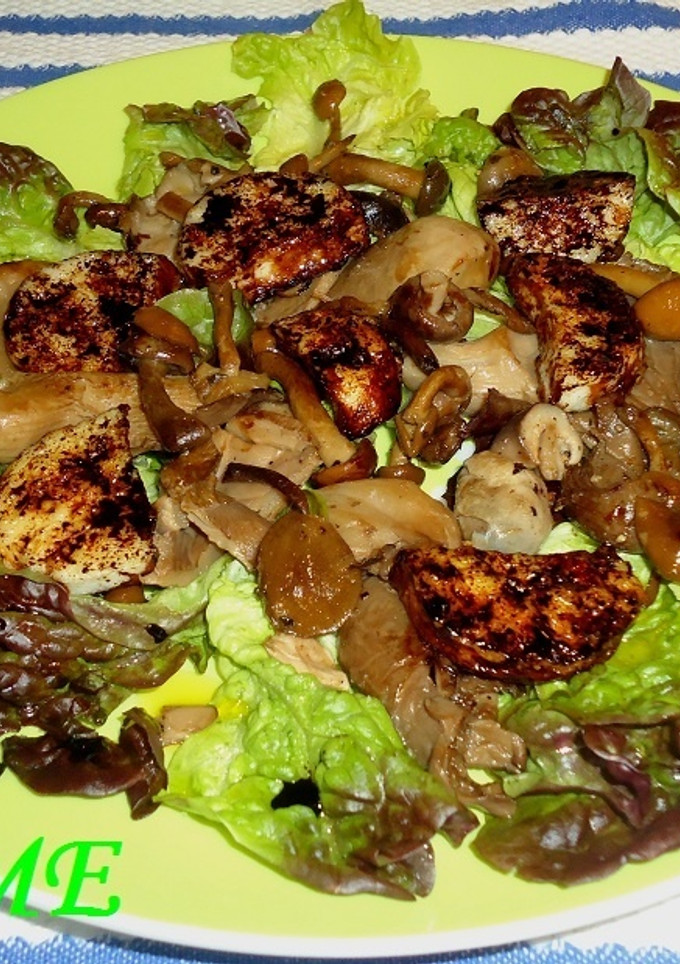 Una foto de Ensalada de setas y colas del océano