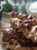 Brochetitas de pollo con arroz basmati y salsa