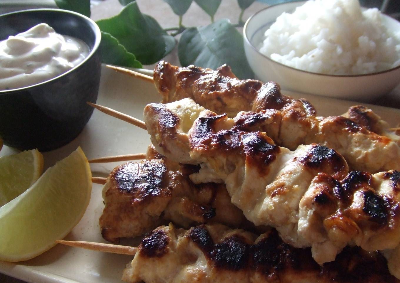 Brochetitas de pollo con arroz basmati y salsa<br />