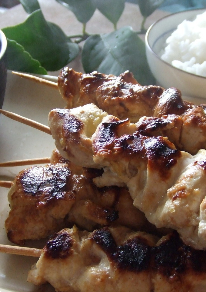 Una foto de Brochetitas de pollo con arroz basmati y salsa