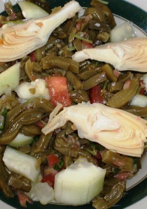 Una foto de Ensalada de nopales con alcachofas