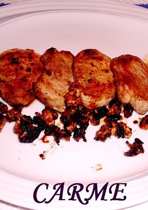 Una foto de Solomillo de cerdo asado con nueces crujientes