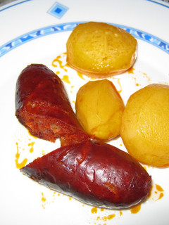 Una foto de Chorizos al horno con patatas nuevas