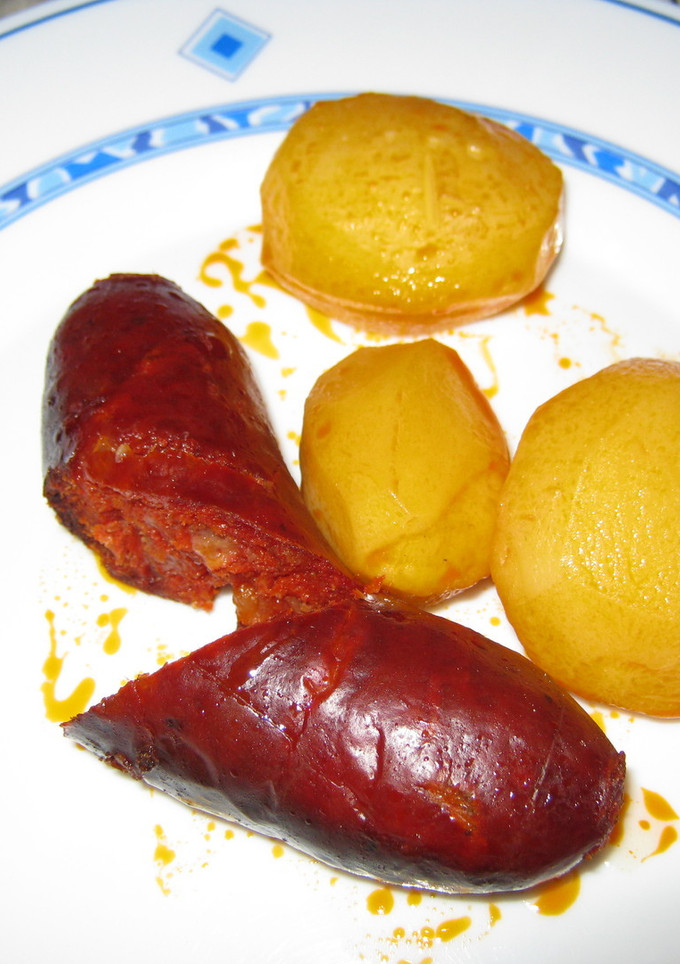 Una foto de Chorizos al horno con patatas nuevas