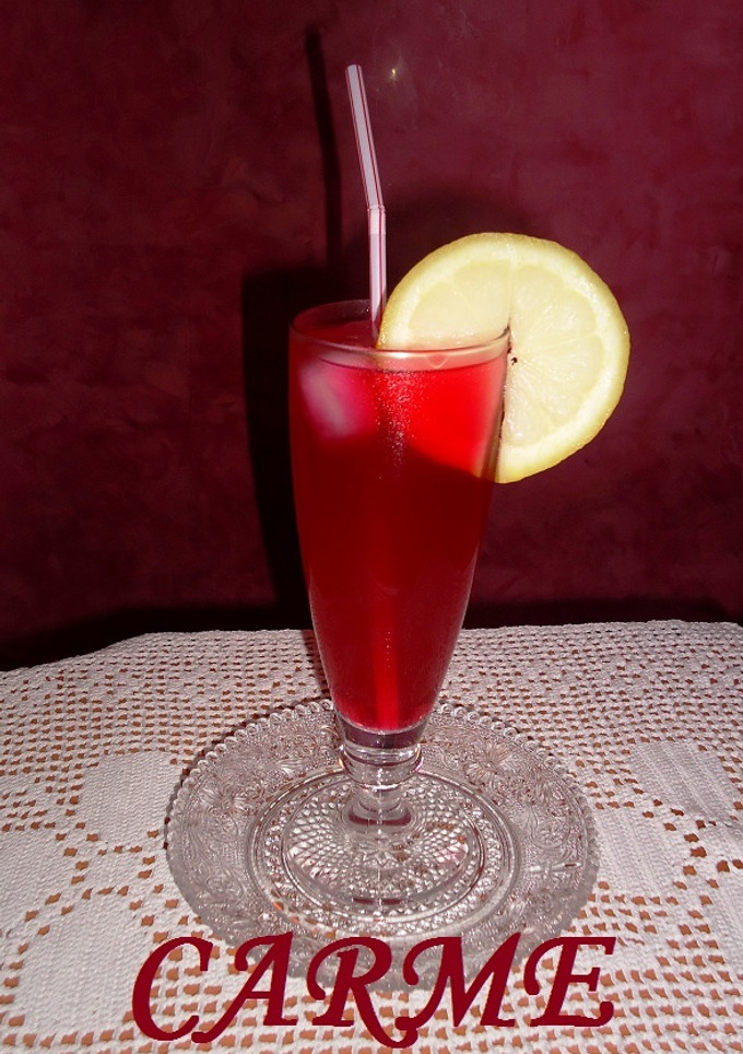 Una foto de Refresco de té herbal con frambuesa y jengibre