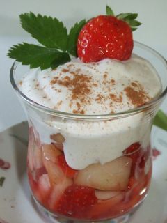 Una foto de Ensalada cubana de frutas con salsa de queso fresco
