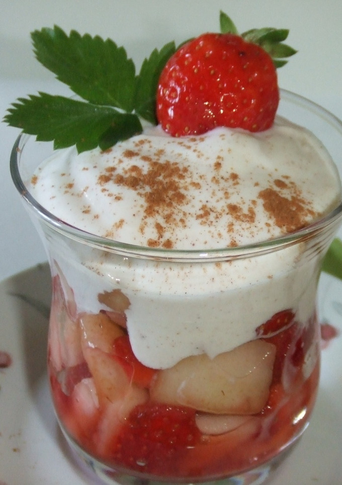 Una foto de Ensalada cubana de frutas con salsa de queso fresco