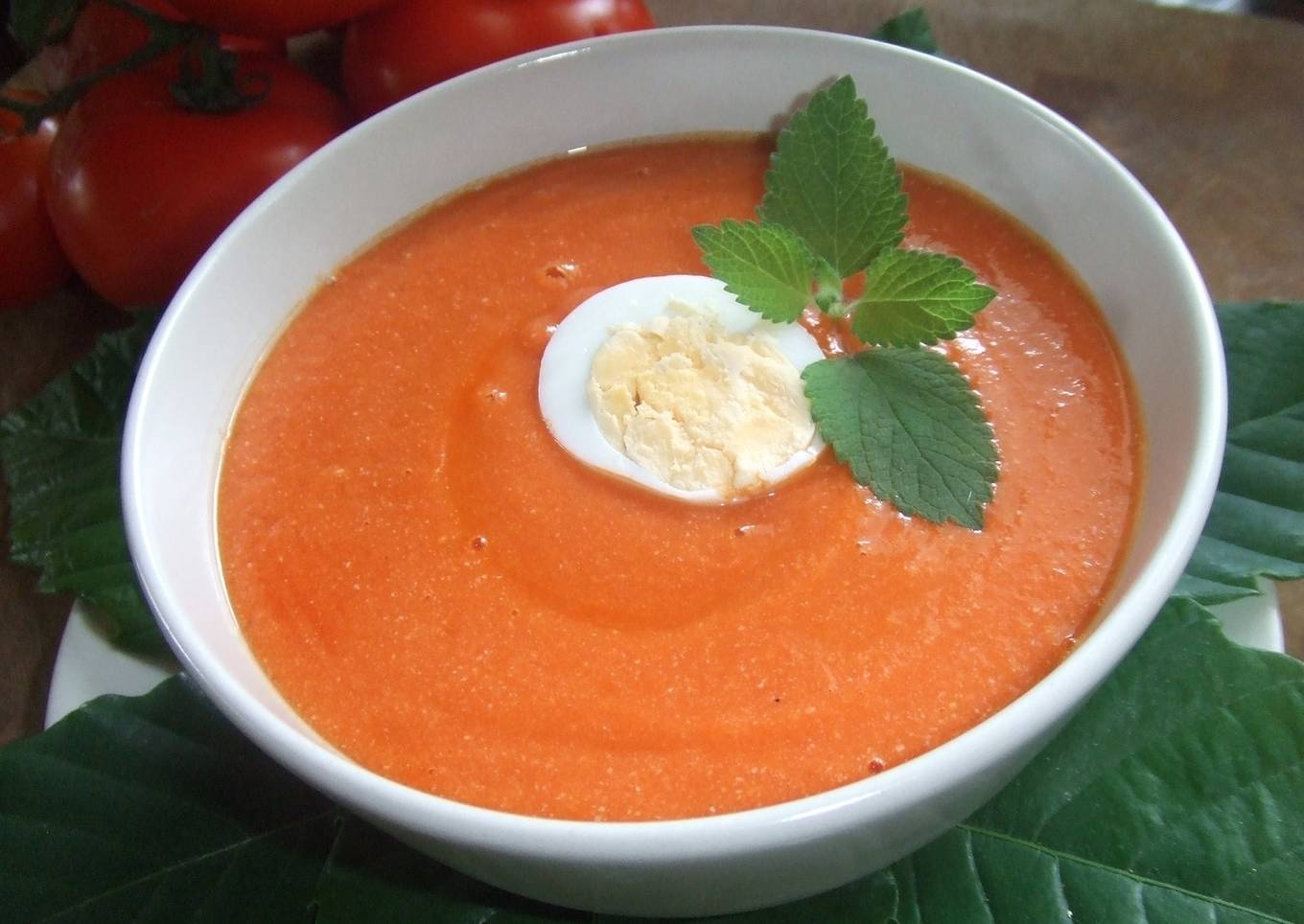 Sopa fría de tomates con almendras y huevo duro<br />