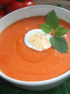 Una foto de Sopa fría de tomates con almendras y huevo duro