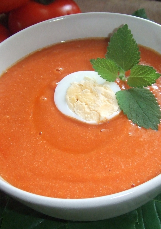 Una foto de Sopa fría de tomates con almendras y huevo duro