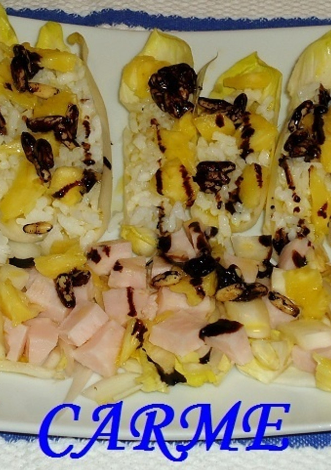Una foto de Endivias rellenas de arroz, piña y piñones