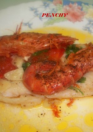 Una foto de Panga con langostinos en papillote