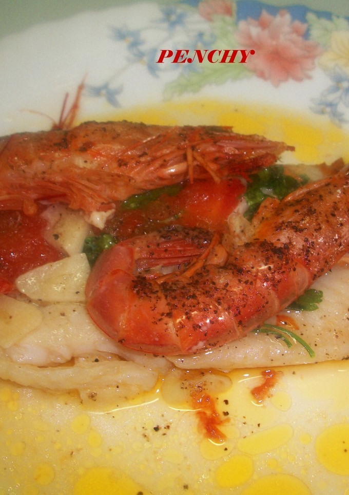 Una foto de Panga con langostinos en papillote