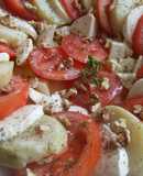 Ensalada sencilla de tomates y patatas con mozzarella