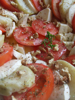 Una foto de Ensalada sencilla de tomates y patatas con mozzarella