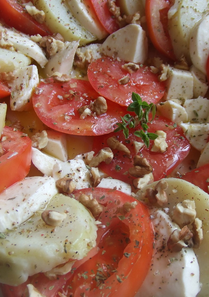 Una foto de Ensalada sencilla de tomates y patatas con mozzarella