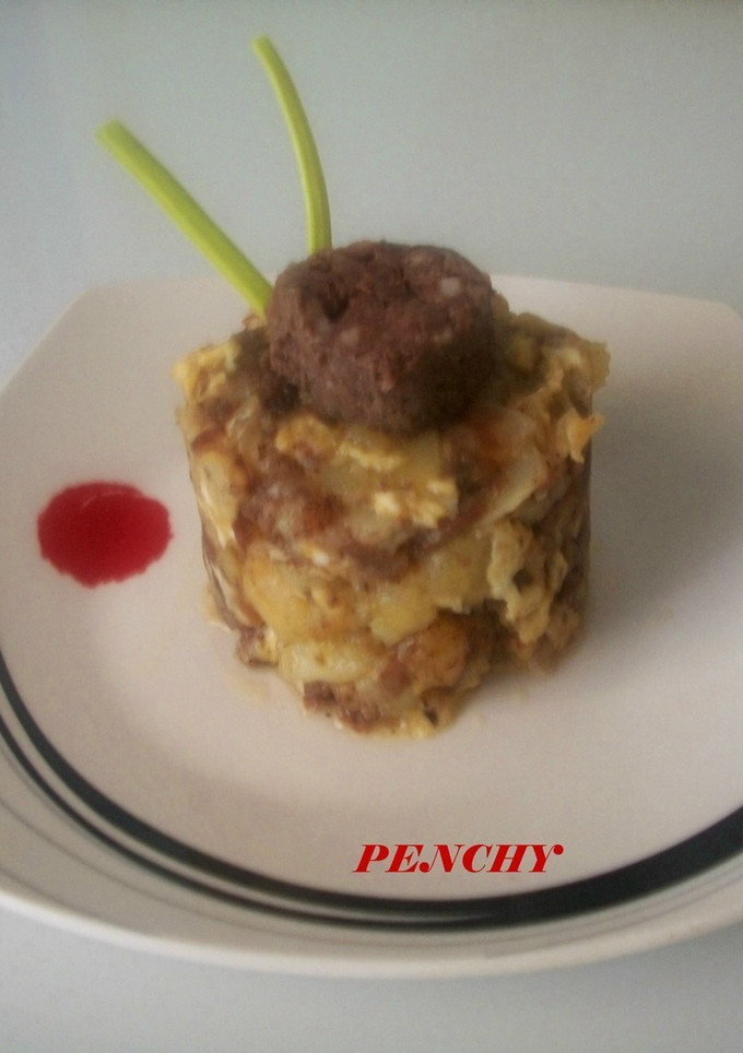 Una foto de Timbal de revuelto de patatas con morcilla y huevo
