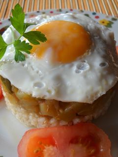 Una foto de Pisto con arroz integral y huevo