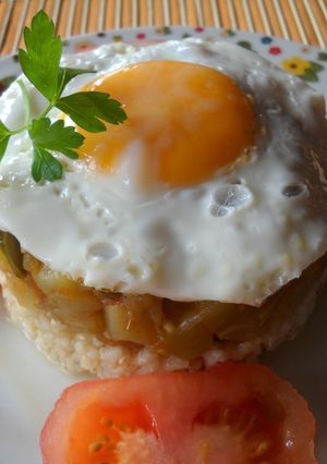 Una foto de Pisto con arroz integral y huevo