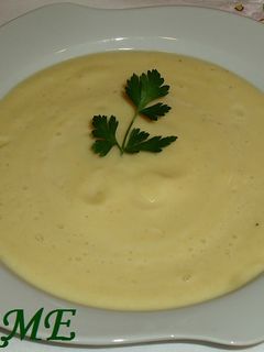 Una foto de Crema fria de calabacín y manzana